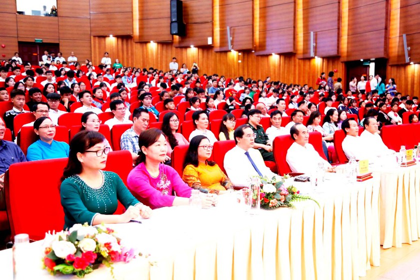 Lào Cai tuyên dương, khen thưởng 500 học sinh, sinh viên tiêu biểu xuất sắc- Ảnh 3.