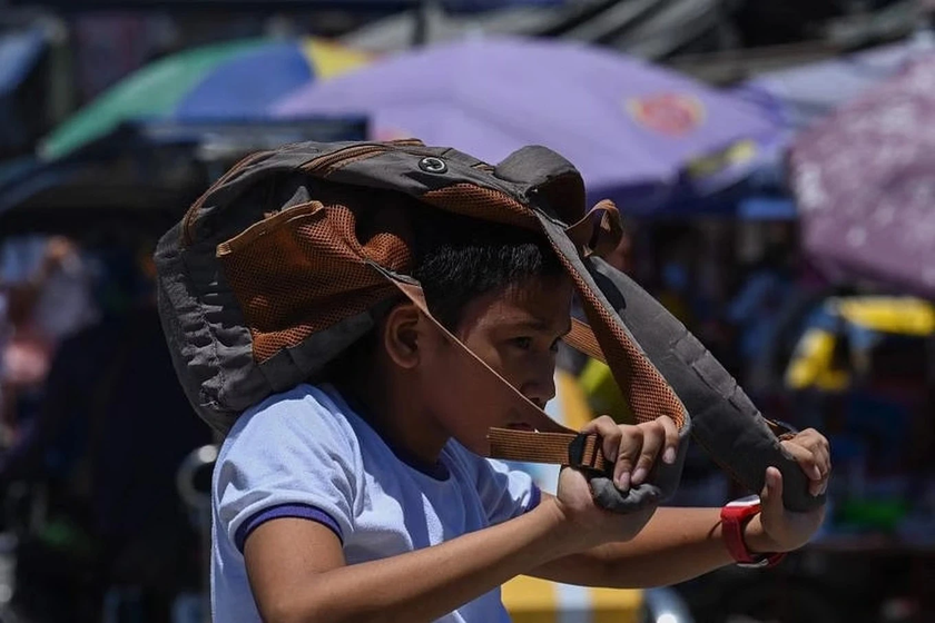 Đóng cửa trường học vì nắng nóng, trẻ em Philippines học trực tuyến trong khu ổ chuột bức bối - Ảnh 3.