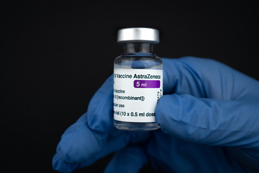 AstraZeneca thừa nhận vaccine COVID-19 có thể gây cục máu đông, giảm tiểu cầu- Ảnh 1.