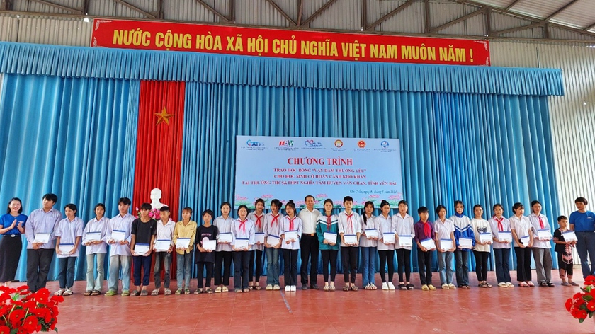 Hội Khuyến học tỉnh Yên Bái trao tặng học bổng "Vạn dặm thương yêu"- Ảnh 4.