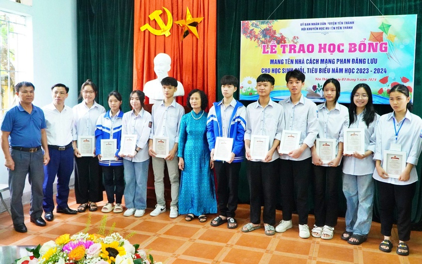 Trao học bổng Phan Đăng Lưu cho học sinh tiêu biểu Nghệ An - Ảnh 2.