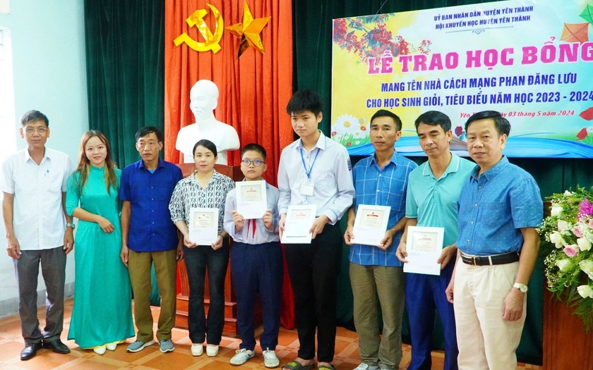 Trao học bổng Phan Đăng Lưu cho học sinh tiêu biểu Nghệ An - Ảnh 1.