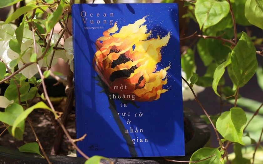 Cuốn sách "Một thoáng ta rực rỡ ở nhân gian" - Nhà xuất bản Hội Nhà văn - của tác giả Ocean Vuong.