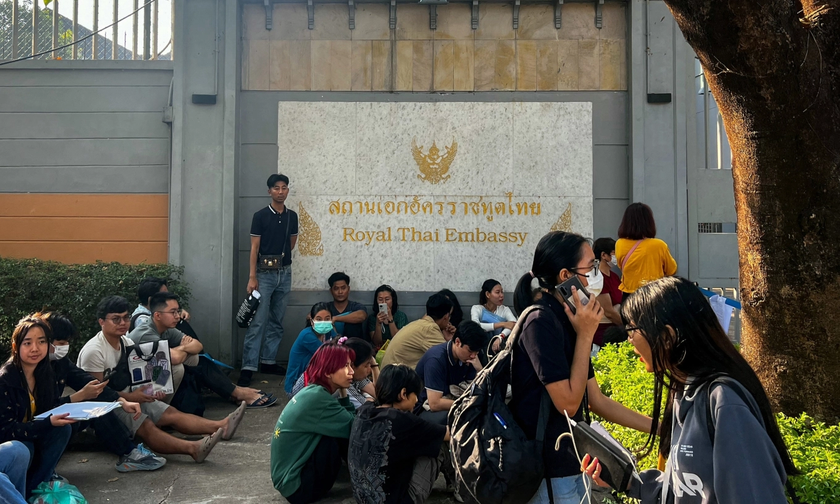 Người trẻ Myanmar xếp hàng bên ngoài đại sứ quán Thái Lan ở Yangon để xin visa rời đất nước sau khi có lệnh nghĩa vụ quân sự bắt buộc hồi tháng 2. Ảnh: AFP