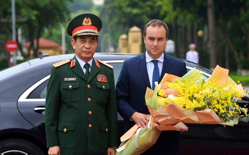 Bộ trưởng Quốc phòng Việt Nam và Bộ trưởng Quân đội Pháp hội đàm và kí Ý định thư tăng cường hợp tác- Ảnh 2.