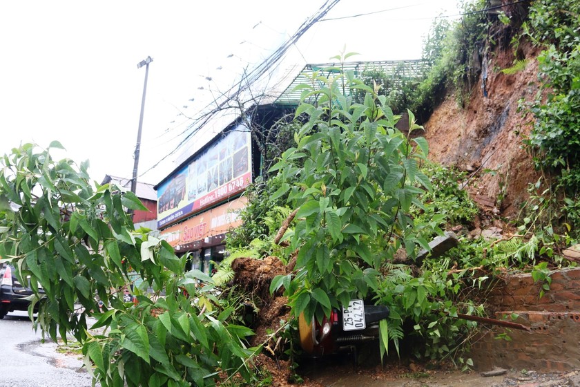Lào Cai: Dông lốc mạnh kèm mưa đá làm hư hại hơn 160 nhà ở, trường học- Ảnh 7.