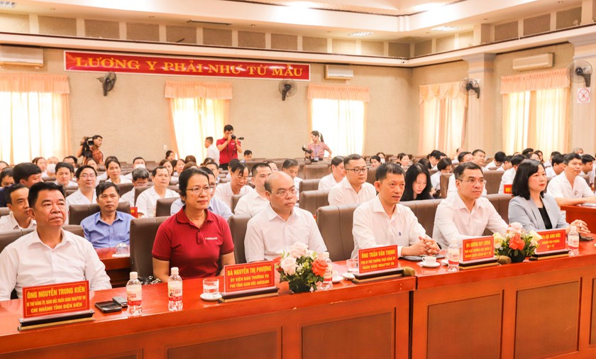 Đảng ủy Agribank trao tặng xe cứu thương cho Bệnh viện Đa khoa tỉnh Điện Biên- Ảnh 1.