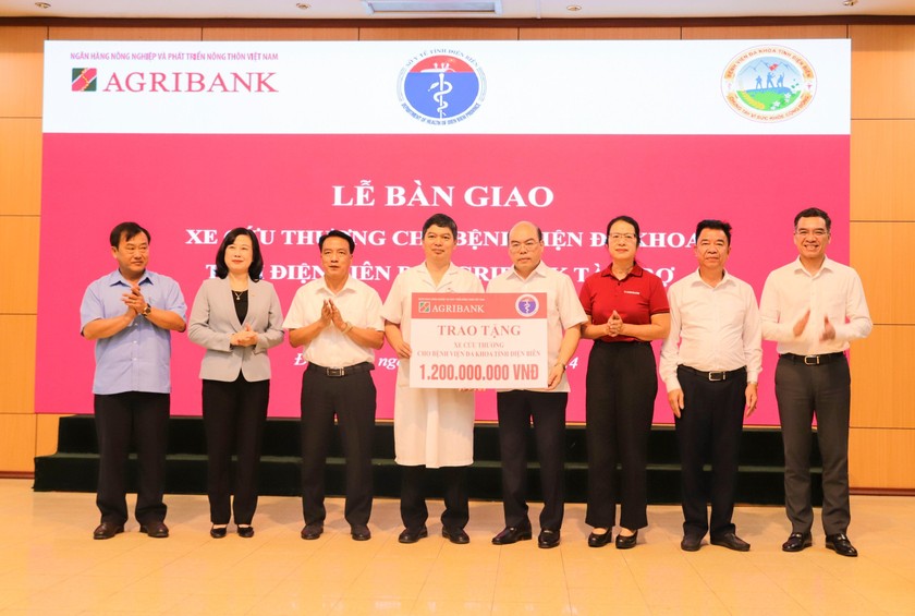 Đảng ủy Agribank trao tặng xe cứu thương cho Bệnh viện Đa khoa tỉnh Điện Biên- Ảnh 3.