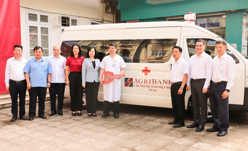 Đảng ủy Agribank trao tặng xe cứu thương cho Bệnh viện Đa khoa tỉnh Điện Biên- Ảnh 4.