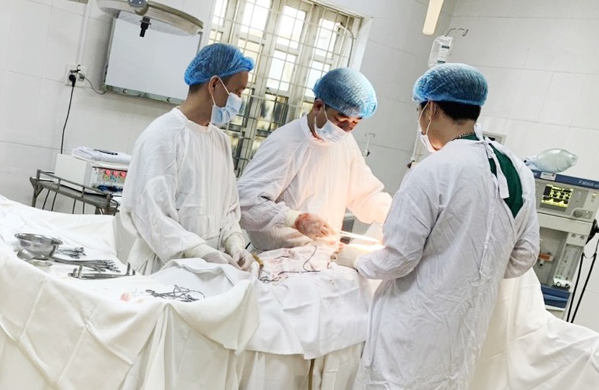 Phẫu thuật thành công khối u nang nặng hơn 3 kg tại bệnh viện tuyến huyện- Ảnh 2.