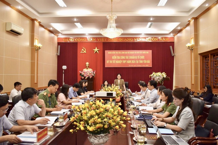 Thứ trưởng Bộ Giáo dục và Đào tạo kiểm tra chuẩn bị thi tốt nghiệp trung học phổ thông tại Yên Bái- Ảnh 2.