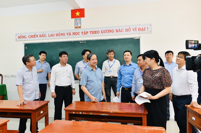 Bộ trưởng Nguyễn Kim Sơn kiểm tra chuẩn bị thi tốt nghiệp trung học phổ thông tại tỉnh Hậu Giang- Ảnh 1.