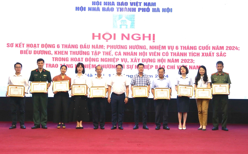 Tạp chí Công dân và Khuyến học nhận Bằng khen của Ủy ban nhân dân thành phố Hà Nội- Ảnh 1.