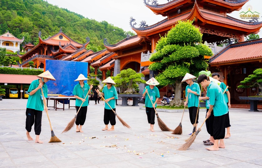 Uông Bí lên tiếng về clip khoá tu mùa hè tại chùa Ba Vàng xôn xao dư luận- Ảnh 1.