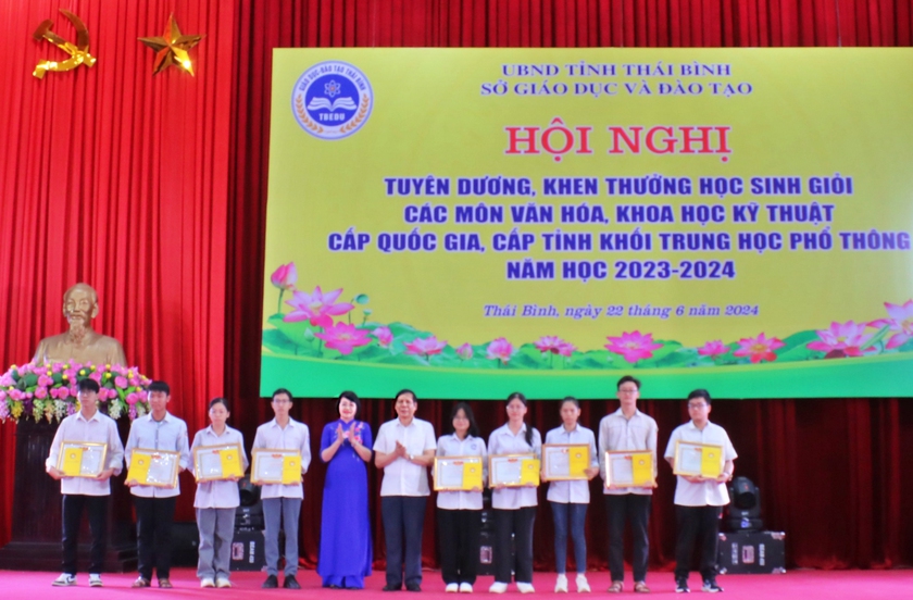 Thái Bình tuyên dương khen thưởng học sinh giỏi năm học 2023-2024- Ảnh 4.