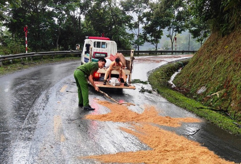 Cảnh sát giao thông Lào Cai xử lý gấp vết dầu loang phục vụ người dân và học sinh- Ảnh 1.