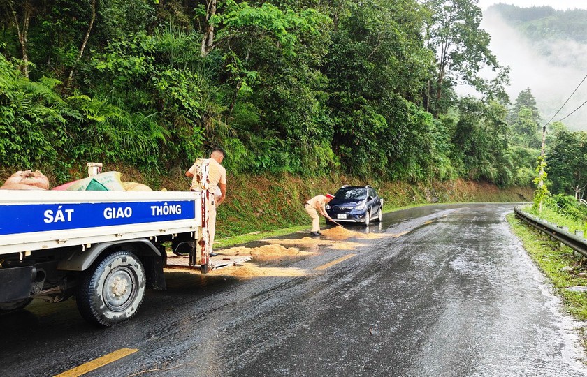 Cảnh sát giao thông Lào Cai xử lý gấp vết dầu loang phục vụ người dân và học sinh- Ảnh 2.