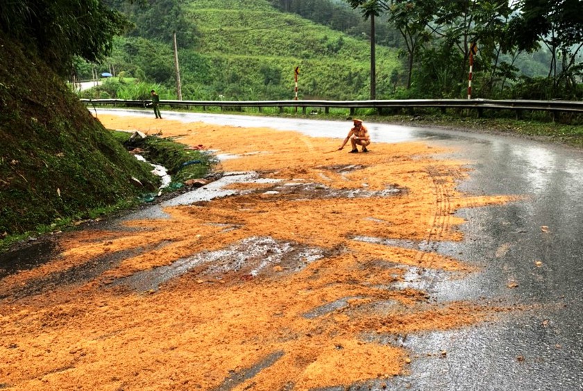 Cảnh sát giao thông Lào Cai xử lý gấp vết dầu loang phục vụ người dân và học sinh- Ảnh 3.