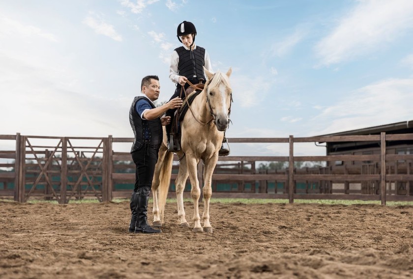 Cư dân háo hức tham gia các khóa học cưỡi ngựa tại Vinpearl Horse Academy Vũ Yên- Ảnh 1.