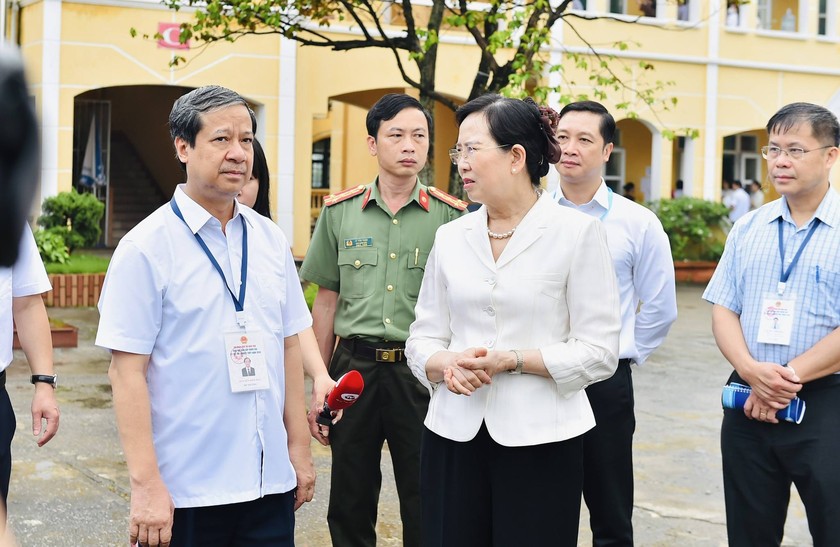 Bộ trưởng Nguyễn Kim Sơn động viên thí sinh, giáo viên dự kỳ thi tốt nghiệp trung học phổ thông 2024- Ảnh 2.