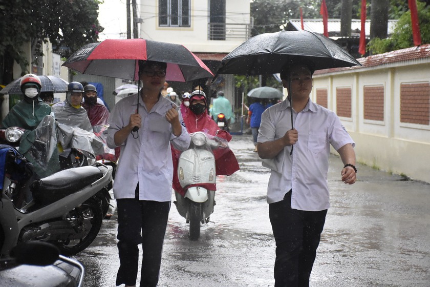 Gần 44.000 thí sinh Hải Phòng, Quảng Ninh tự tin bước vào môn thi đầu tiên kỳ thi tốt nghiệp - Ảnh 1.