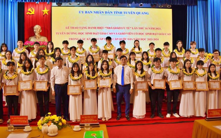 Tuyên Quang Tuyên dương 12 Nhà giáo ưu tú và học sinh, sinh viên đạt giải cao các kỳ thi
- Ảnh 1.