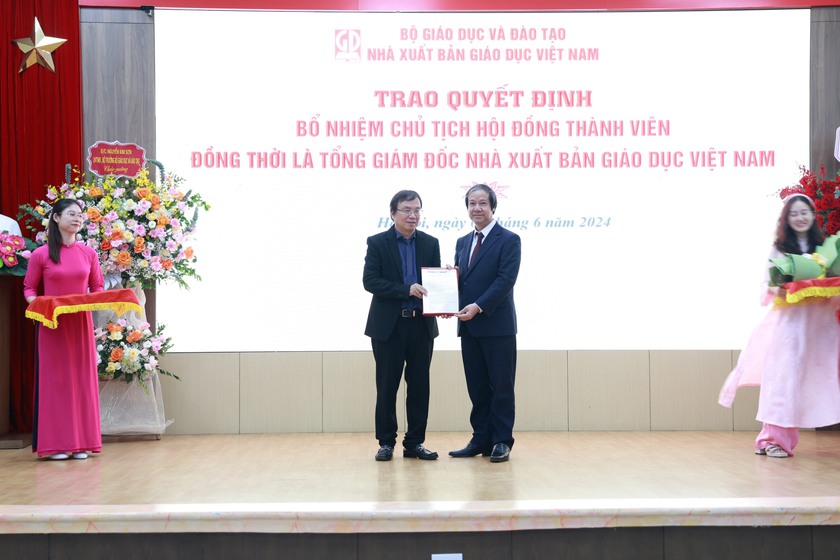 Trao quyết định bổ nhiệm tân Chủ tịch Hội đồng thành viên, Tổng Giám đốc Nhà xuất bản Giáo dục Việt Nam- Ảnh 1.