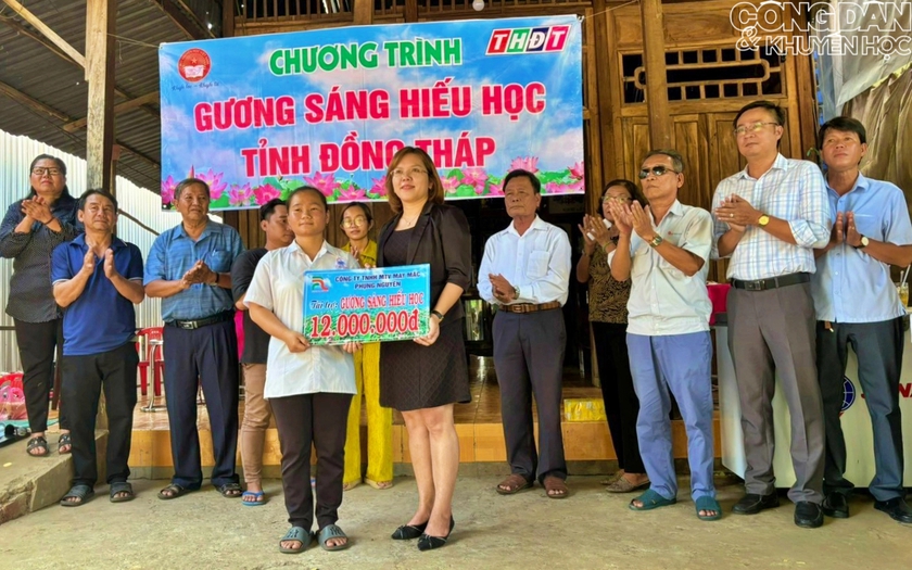Hội Khuyến học tỉnh Đồng Tháp trao học bổng "Gương sáng hiếu học" cho học sinh Nguyễn Thị Ngọc Ý- Ảnh 1.