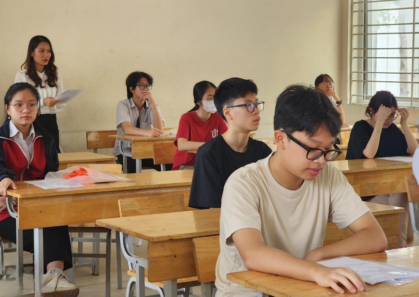 2 thí sinh vi phạm quy chế trong buổi đầu tiên thi vào lớp 10 ở Hà Nội- Ảnh 1.