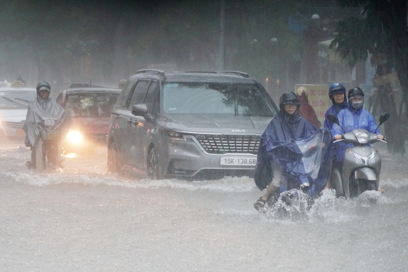 Quảng Ninh, Hải Phòng chìm trong nước, vẫn đang mưa lớn- Ảnh 3.