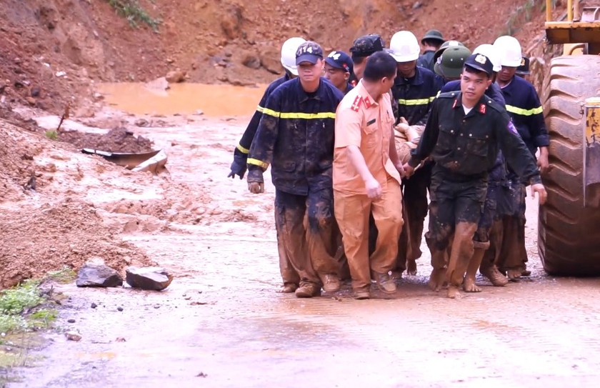 Tập trung mọi nguồn nhân lực, máy móc để tìm kiếm nạn nhân vụ sạt lở đất nghiêm trọng tại Hà Giang- Ảnh 1.