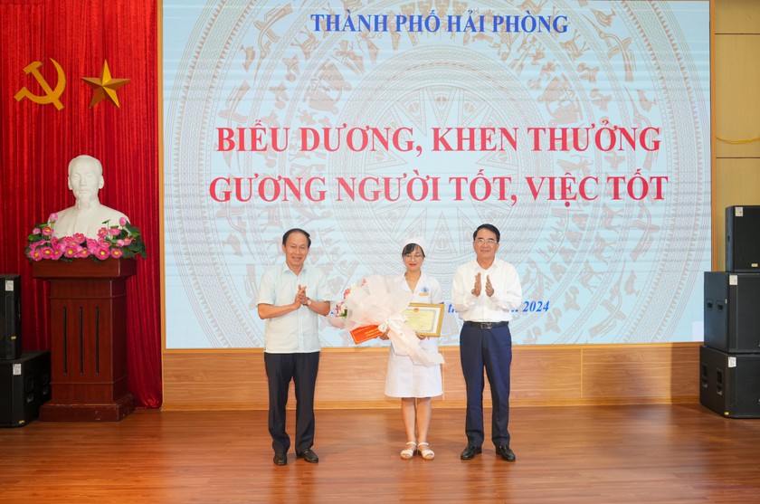 Khen thưởng nữ điều dưỡng cấp cứu trẻ sơ sinh ngừng tim, ngừng thở ngoại viện tại Hải Phòng. Ảnh: ĐT