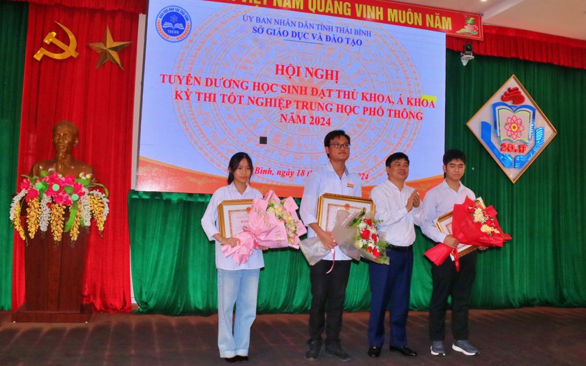 Thái Bình tuyên dương khen thưởng Thủ khoa, Á khoa kỳ thi tốt nghiệp trung học phổ thông 2024- Ảnh 2.