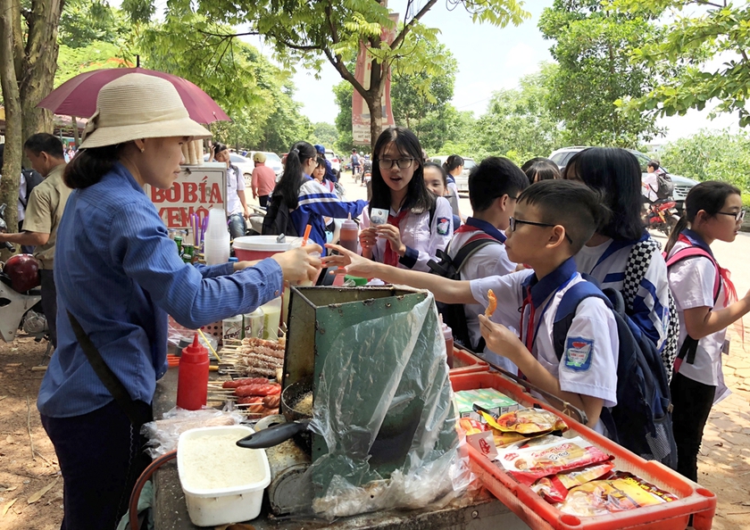 6 biện pháp kiểm soát an toàn thực phẩm trong và xung quanh cổng trường học- Ảnh 1.