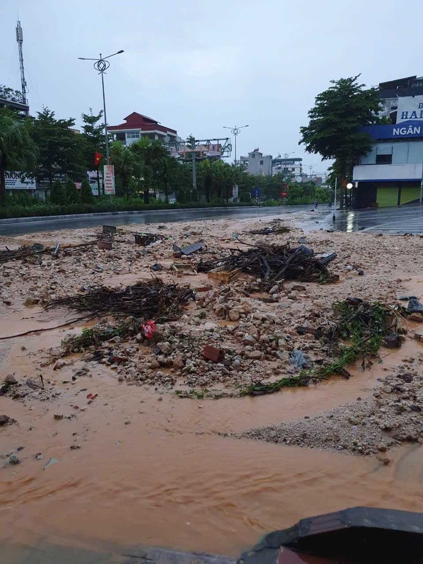 Mưa lớn gây ngập lụt, sạt lở tại nhiều khu vực ở Hạ Long - Quảng Ninh- Ảnh 4.