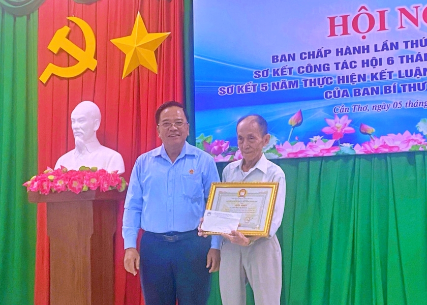 Hội Khuyến học thành phố Cần Thơ sơ kết công tác khuyến học, khen thưởng cá nhân tiêu biểu trong phong trào học tập - Ảnh 3.