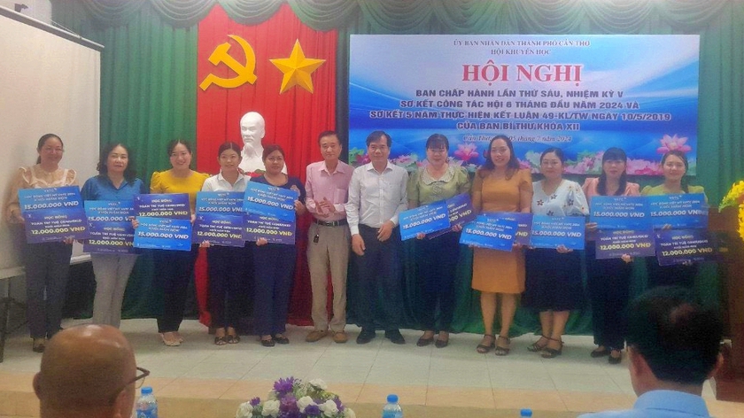 Hội Khuyến học thành phố Cần Thơ sơ kết công tác khuyến học, khen thưởng cá nhân tiêu biểu trong phong trào học tập - Ảnh 4.