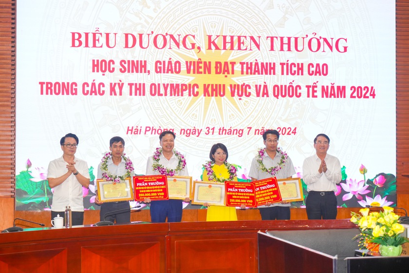 Hải Phòng: Khen thưởng hơn 2,7 tỷ đồng cho giáo viên, học sinh đạt giải tại các Kỳ thi Olympic- Ảnh 2.