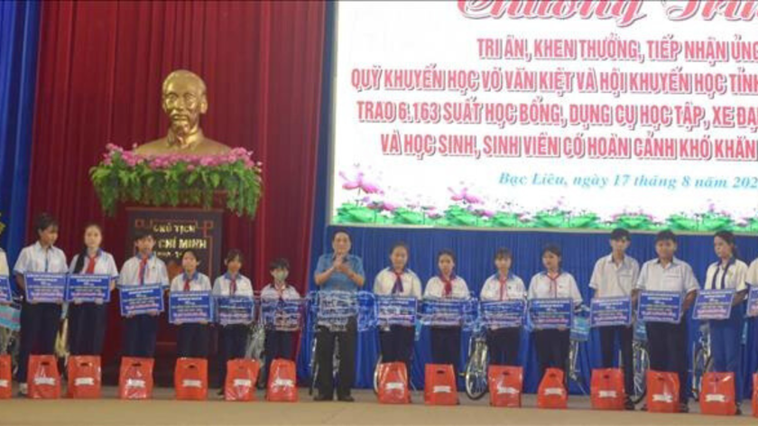 Hội khuyến học tỉnh Bạc Liêu trao hàng ngàn suất học bổng cho học sinh, sinh viên - Ảnh 1.