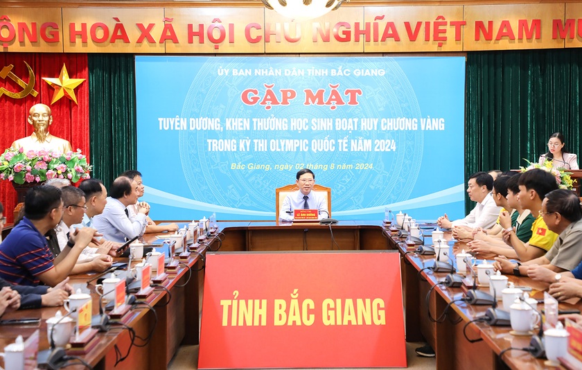 Tuyên dương 2 nhà giáo tiêu biểu xuất sắc và 3 học sinh đoạt Huy chương Vàng Olympic Quốc tế năm 2024- Ảnh 1.