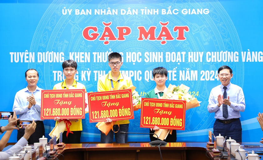 Tuyên dương 2 nhà giáo tiêu biểu xuất sắc và 3 học sinh đoạt Huy chương Vàng Olympic Quốc tế năm 2024- Ảnh 2.