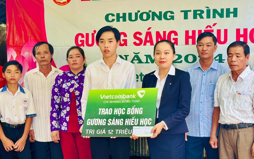 Hội Khuyến học tỉnh Đồng Tháp trao học bổng Gương sáng hiếu học cho sinh viên Nguyễn Văn Lý Hải- Ảnh 2.