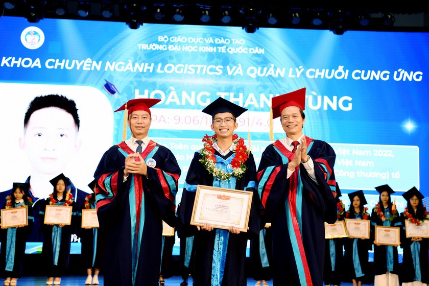 Đại học Kinh tế Quốc dân: 50 thủ khoa/3.690 sinh viên tốt nghiệp năm 2024 - Ảnh 2.