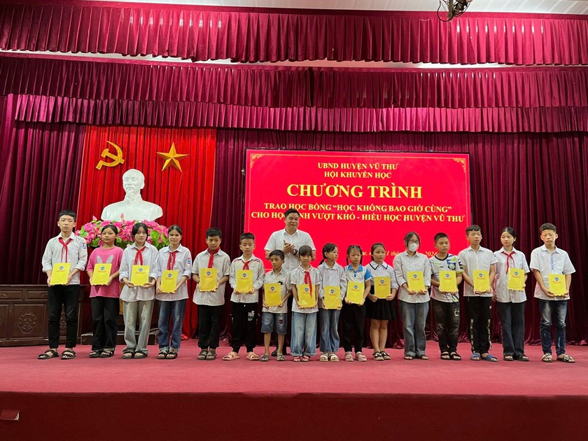 Trao học bổng “Học không bao giờ cùng cho học sinh vượt khó – hiếu học tại Thái Bình - Ảnh 1.