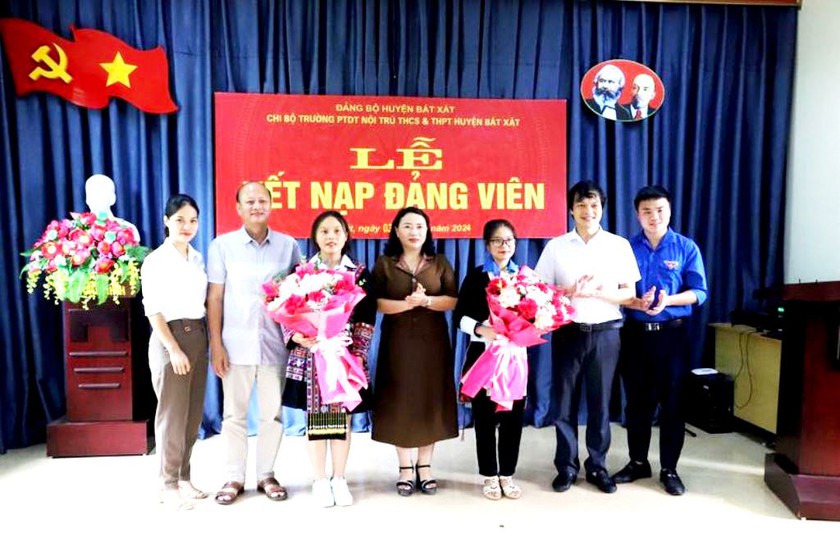 2 học sinh người dân tộc thiểu số ở vùng cao Bát Xát được kết nạp vào Đảng- Ảnh 1.