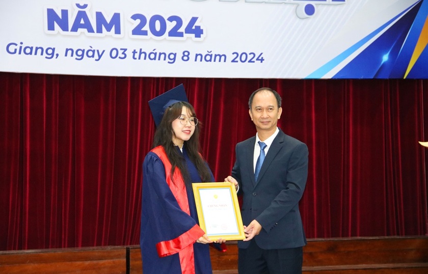 Vinh danh, trao bằng tốt nghiệp cho 1.648 sinh viên, học viên Trường Đại học An Giang- Ảnh 2.