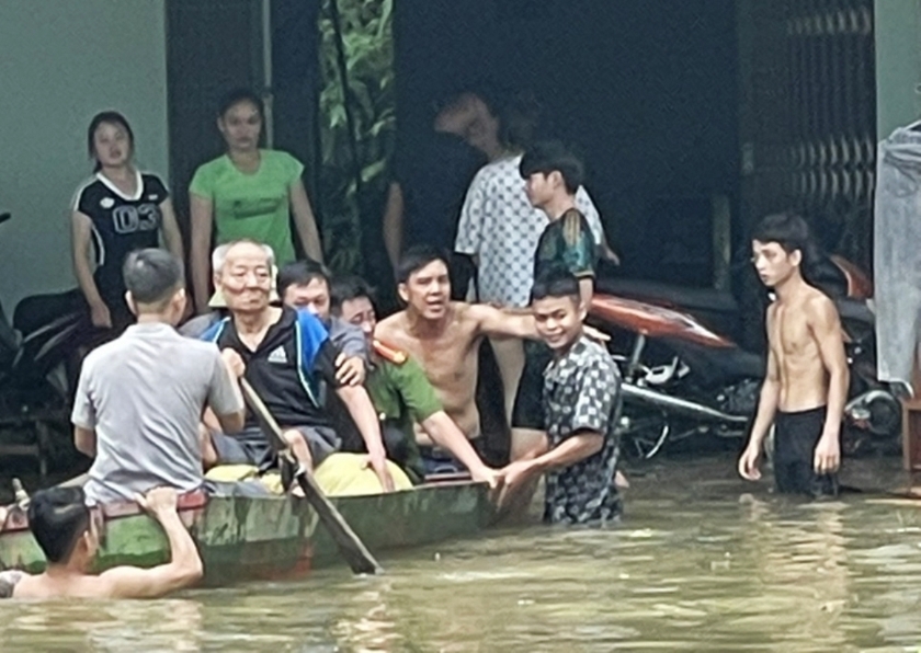 Lào Cai: Thủy điện xả lũ làm nhiều nhà dân bị ngập sâu, hư hại tài sản- Ảnh 1.