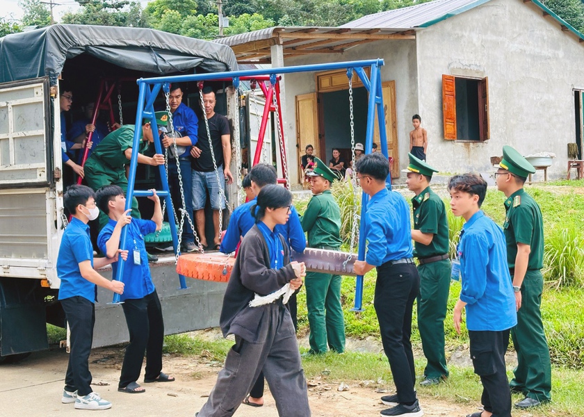 Trao tặng công trình “Sân chơi cho em” trên biên giới Hướng Phùng- Ảnh 3.