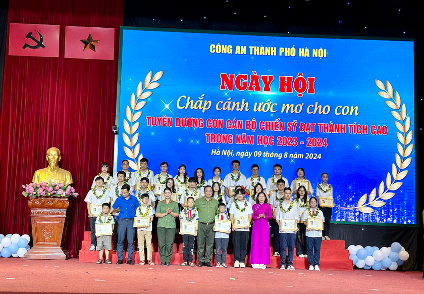 Tuyên dương con cán bộ chiến sỹ công an đạt thành tích cao trong năm học 2023-2024- Ảnh 3.