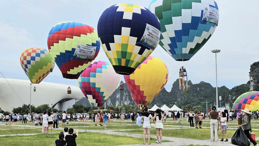 Ngắm khinh khí cầu rực rỡ trên bầu trời Hạ Long- Quảng Ninh - Ảnh 2.